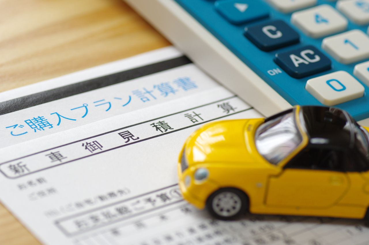 見積書の上にミニカー